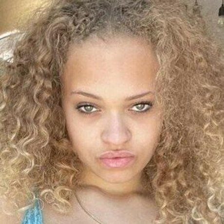 tudorcity model naked picture