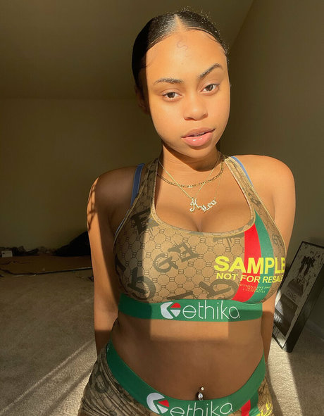 kaylalebombbb adult model pictures