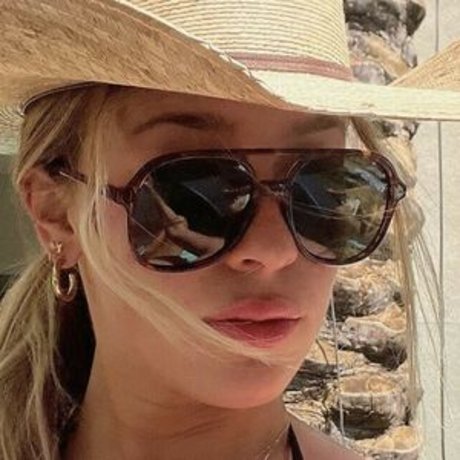 Payton Sartain model adult galleries