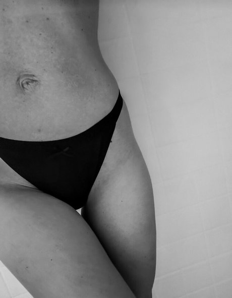 mmmom naked model pic