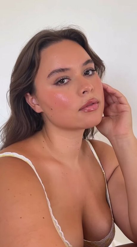 Veneziacruz model naked picture