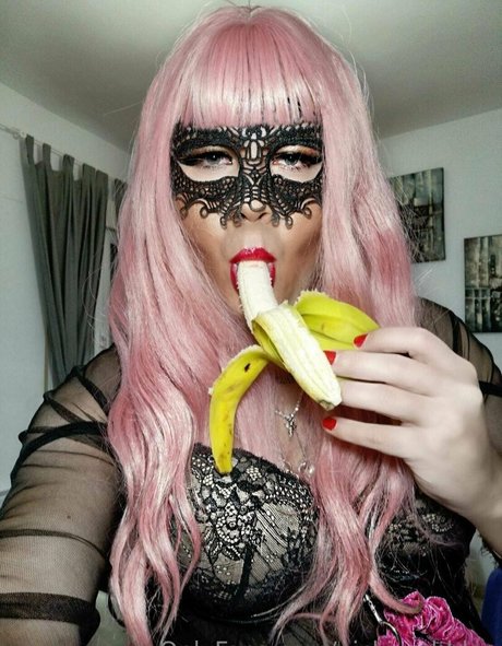 nicki pebbles sexy actress pictures