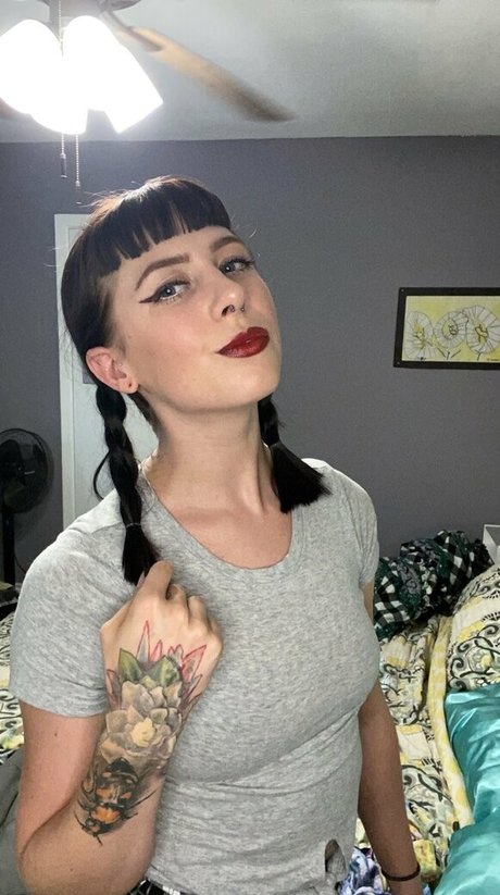 c reign beautiful model pictures