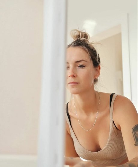 Saremm naked pornstar image