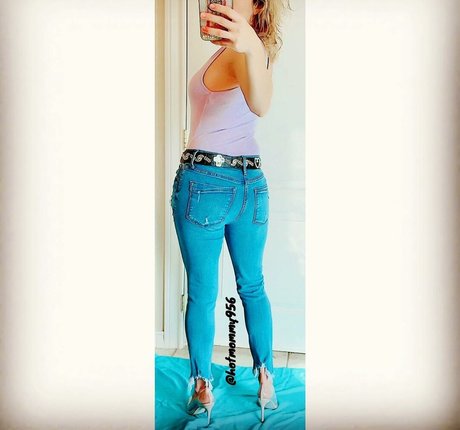 Hotmommy956 model adult image