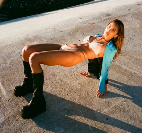 Dommmi model adult pictures