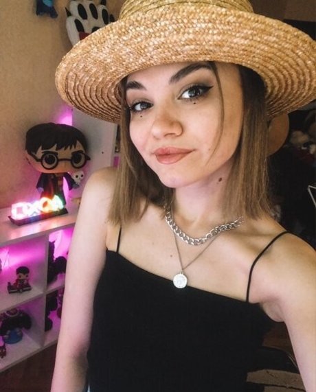 Vikamccline model naked photos