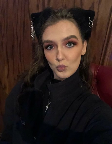 foxyopheliaa perfect model img