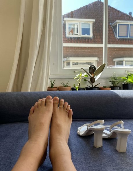 simplykimsfeet hot model image