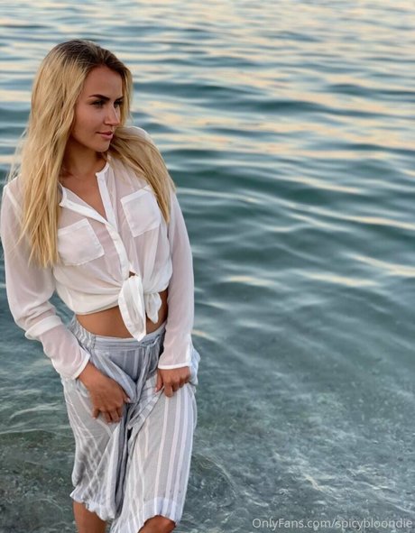 spicybloondie nude model picture