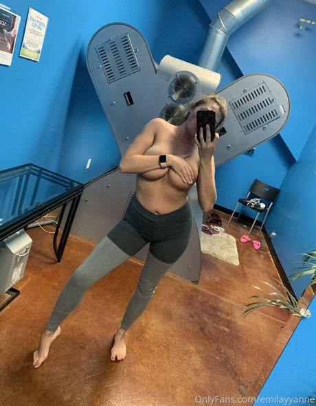 Emilayyy Babayy sexy star pics