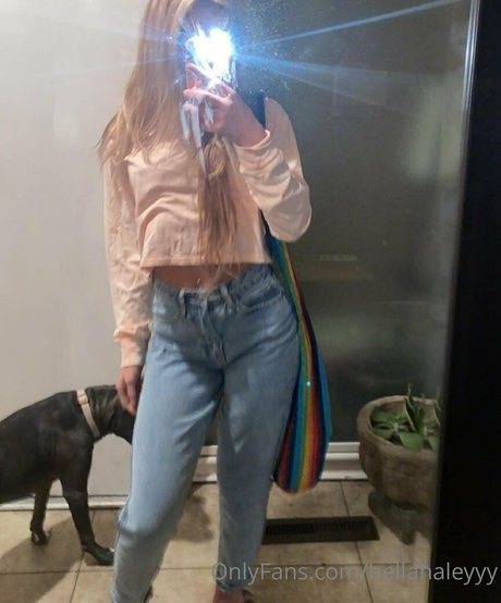 bellahaleyyy adult model photo