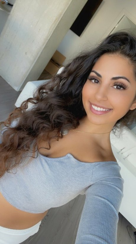 hannahsharpe18 adult model pic