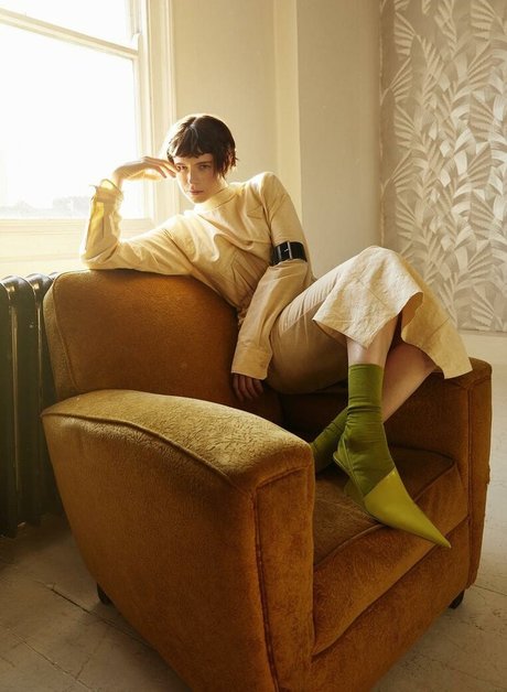 Jessie Buckley pretty model picture