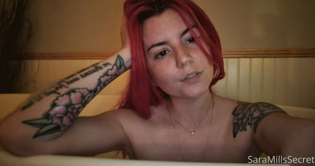 Sara Mills model hot pic