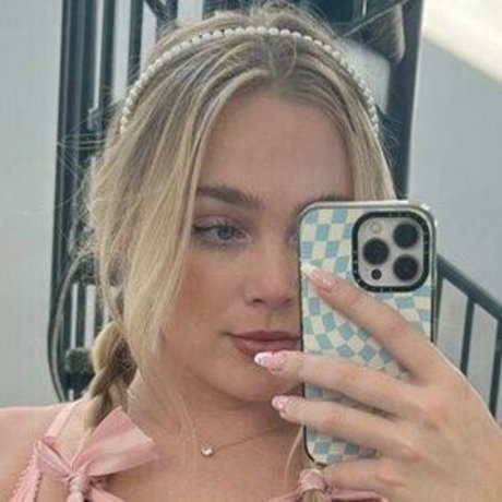 Karissa Duncan star erotic photos