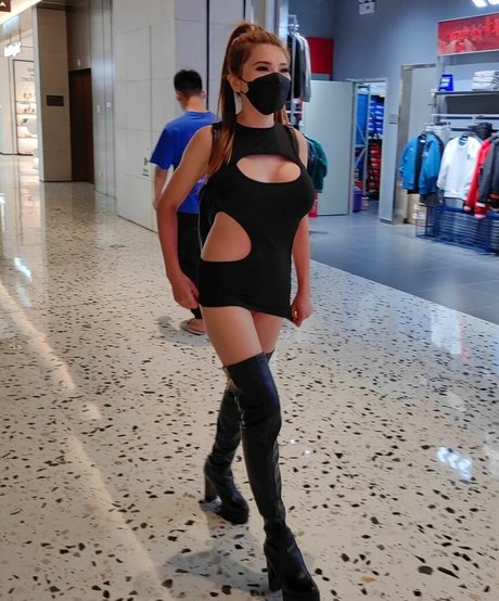 SexyCyborg beautiful actress archive