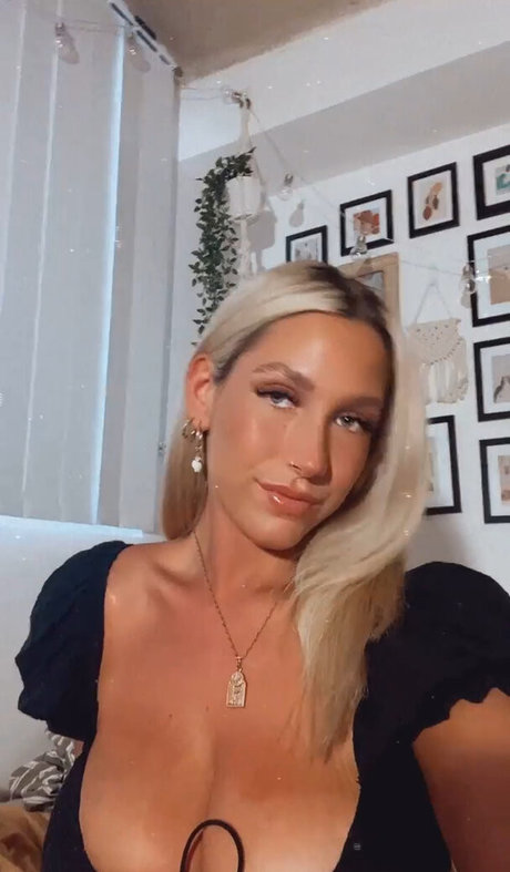 Ariel D pornstar pretty pic