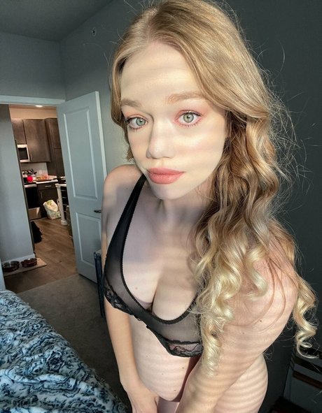 lizzysweetsofficial sexy model img