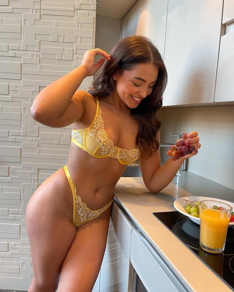 Clo Lloyd sexy model pic