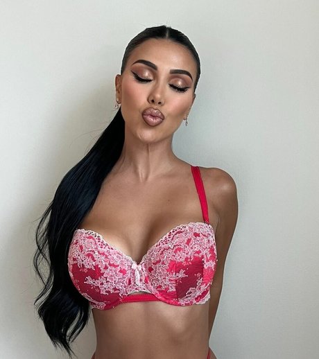 Isabel Raad model hot photos