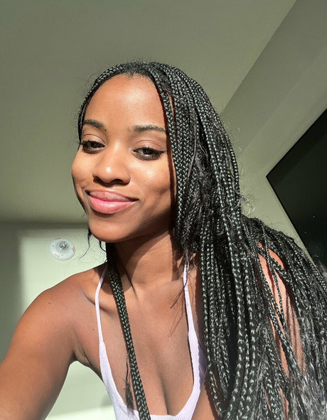 onlybombshell model free pics