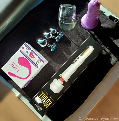 Yumi Kiwi pornstar sexy photo