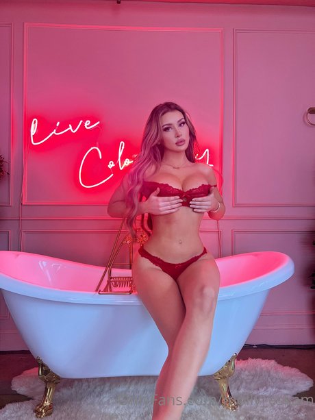 Molly Eskam Profile pic