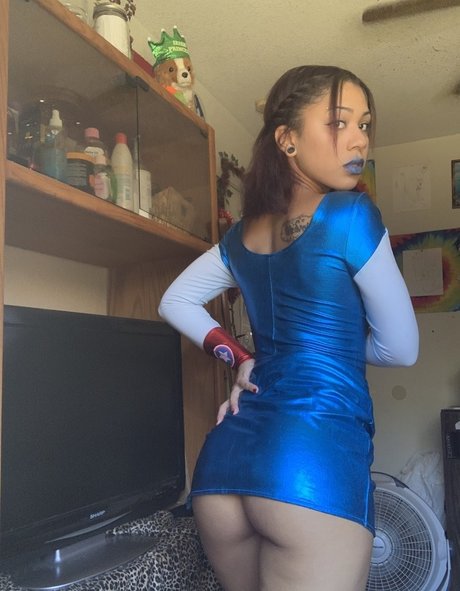 The Lovely Luna hot model image