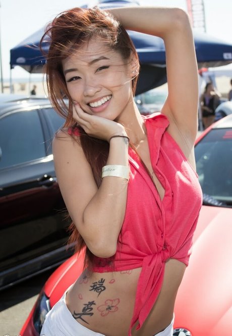 Elizabeth Tran beautiful star pic