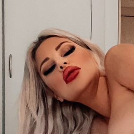 Nicci Azzy star nude pictures