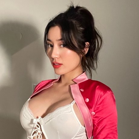 Bear Jocelyn model free photo