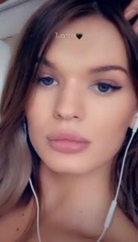 Naomi Anderson hot actress galleries