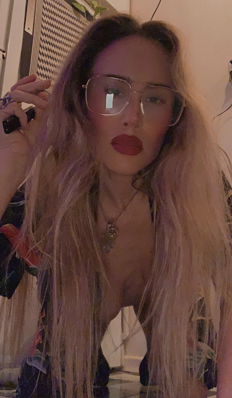 Bad Lou Lou star beautiful img