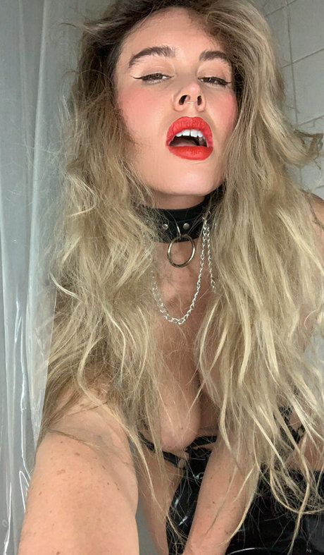 Bad Lou Lou hot pornstar images