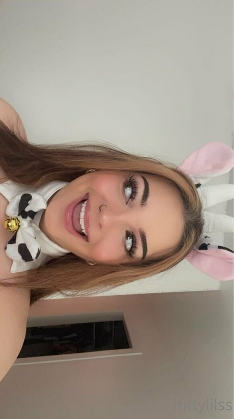 Lily B nude model picture