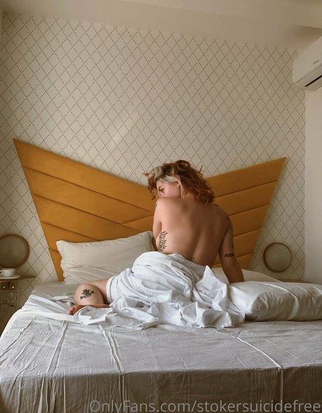 stokersuicidefree model naked photo