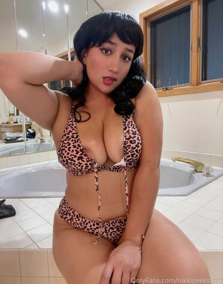 NikkiGeeks hot actress pictures