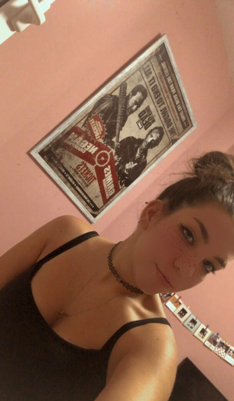 umi isabella sexy actress photo