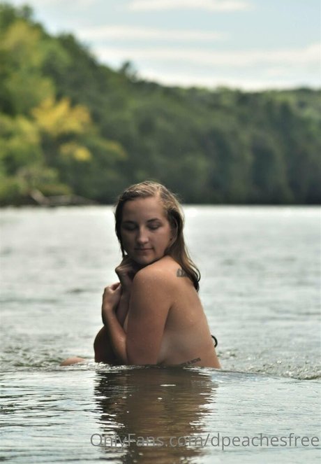 dpeachesfree sex model photo