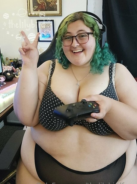 thelilybirdfree model hot img