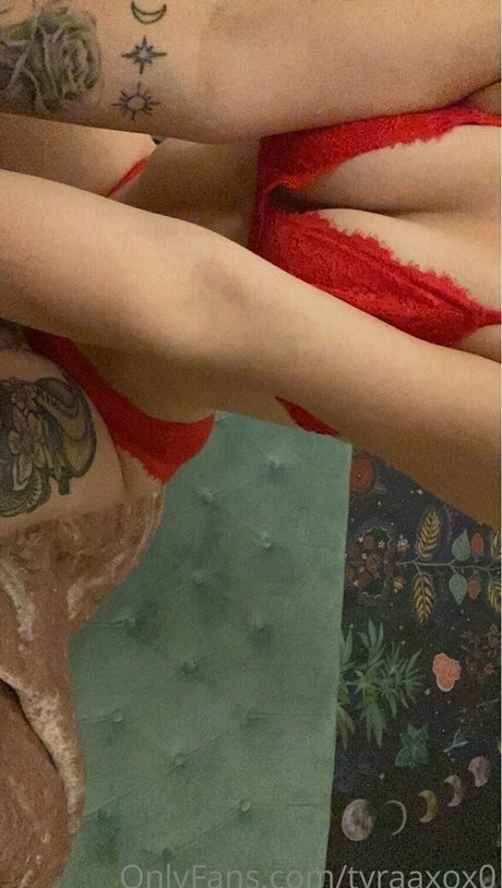 tyraaxox0 naked model pictures