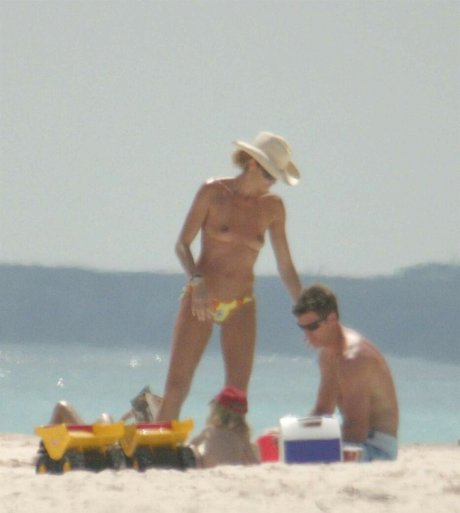 Elle Macpherson model sexy pics