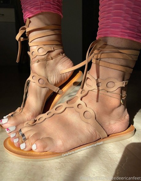 deedeericanfeet model top pic