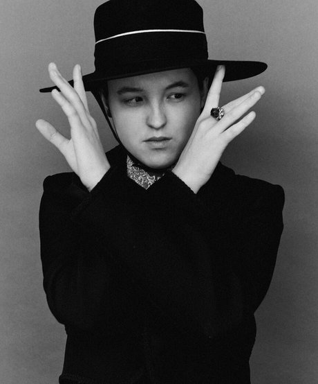 Bella Ramsey beautiful model img