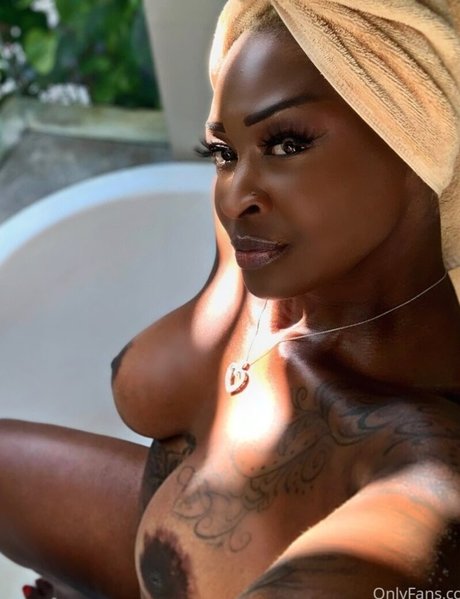 Monna White model pretty img