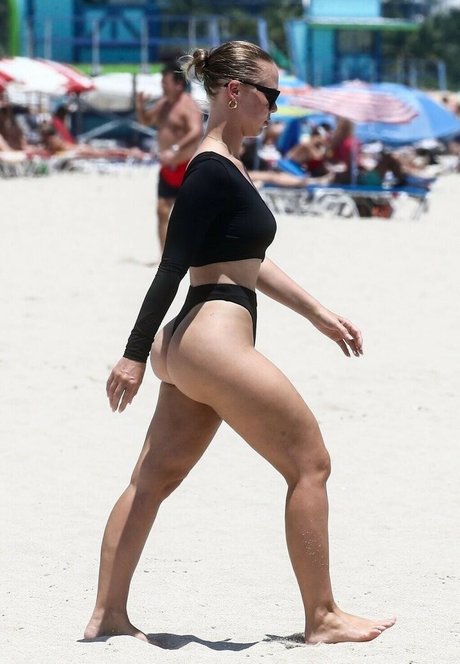 Bianca Elouise nude model photo