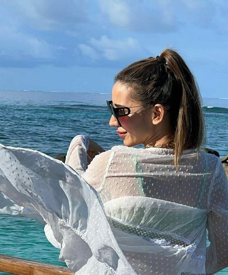 Heli Daruwala porn model pictures