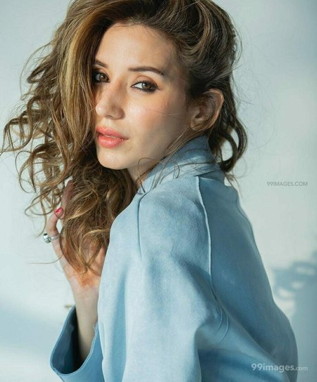 Heli Daruwala model high quality img