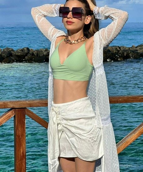 Heli Daruwala star hot pics